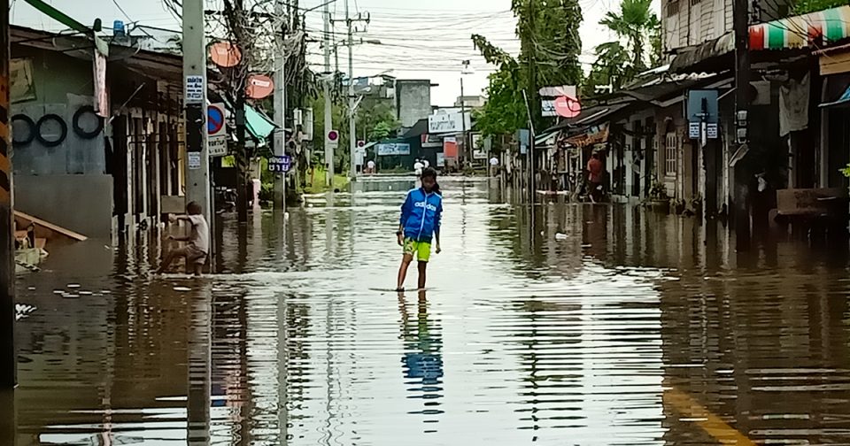 สุดเศร้า "น้ำท่วมเมืองคอน" คร่าชีวิตชาวบ้าน จมน้ำเสียชีวิต 2 ศพ