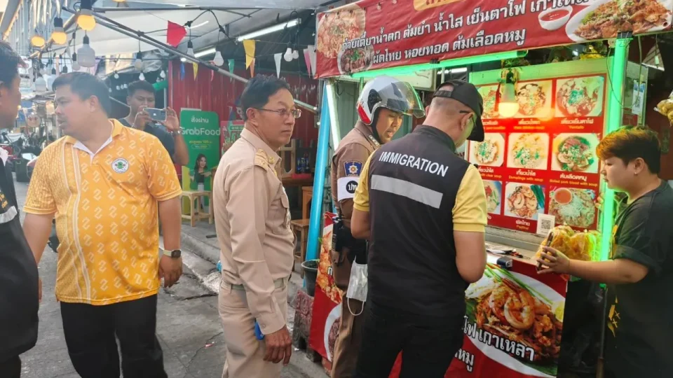 ตำรวจปทุมธานีลงพื้นที่ตรวจสอบ หลังชาวเมืองเอกร้องถูกมาเฟียต่างด้าวยึดที่ขายของ