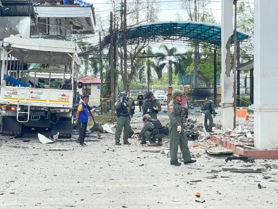 พบ "กระบะ" ต้องสงสัย คนร้ายใช้ก่อเหตุถล่มที่ว่าการอำเภอสุไหงโก-ลก จอดทิ้งกลางป่า