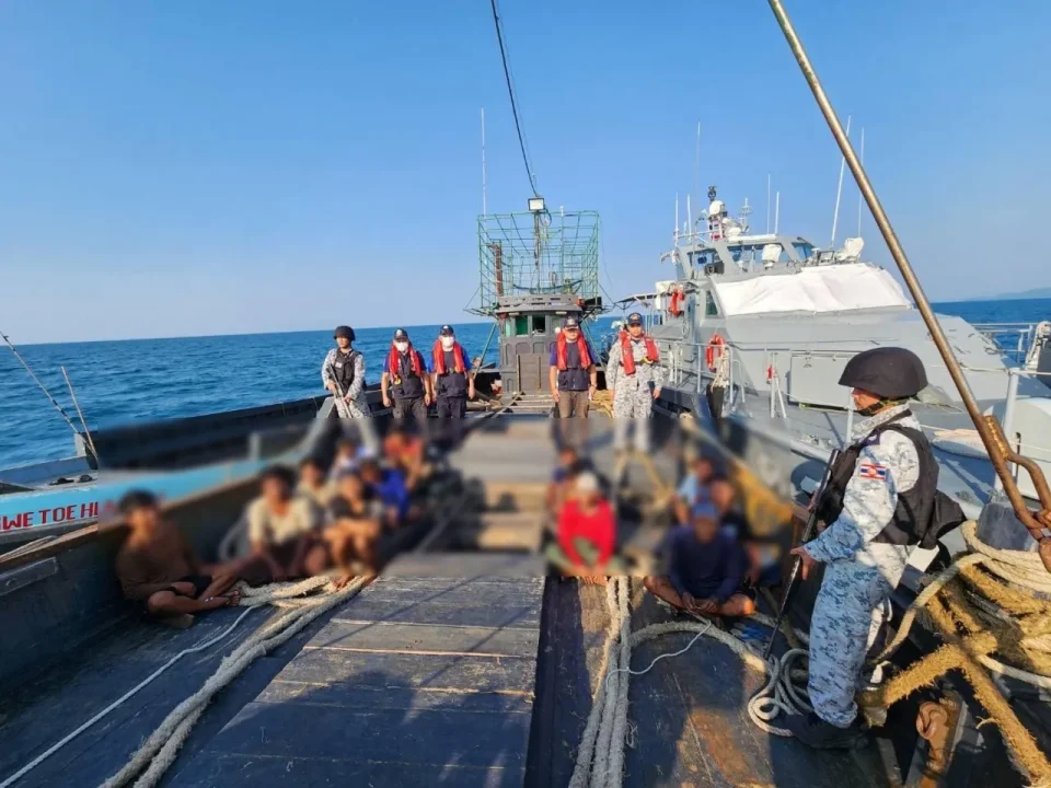 ทัพเรือภาค 3 จับกุมเรือประมงเมียนมา 2 ลำ พร้อมลูกเรือ 13 คน รุกล้ำน่านน้ำไทย