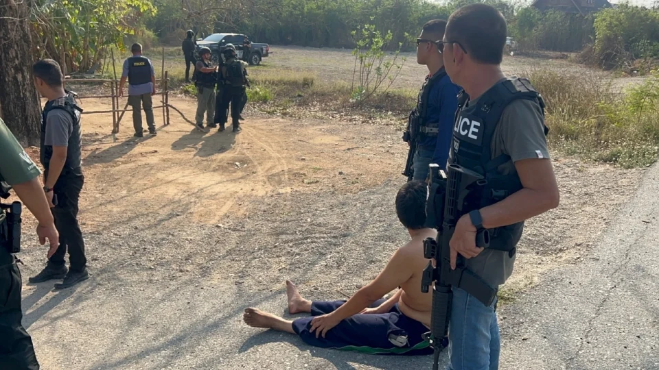 จับกุม “พี-เป็ด” มือปืนโหด หลังก่อเหตุยิงดับ 2 ศพ หนีซุกบ้านรอยต่อสิงห์บุรี