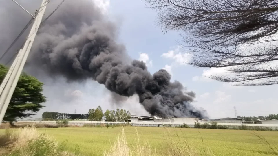 ไฟไหม้โรงงานผลิตกระดาษในไทรน้อย! เสียหายหนัก คาดไม่ต่ำกว่า 500 ล้านบาท