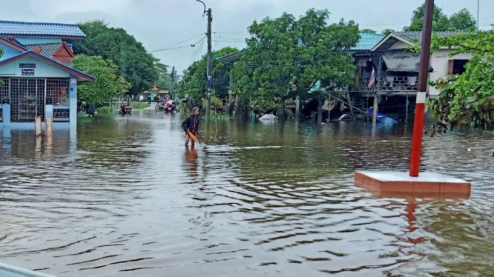 เทงบ 5 พันล้าน ช่วยน้ำท่วมใต้ ดับแล้ว 29 ศพ ฝนยังไม่หยุด หวั่นจมรอบ 2