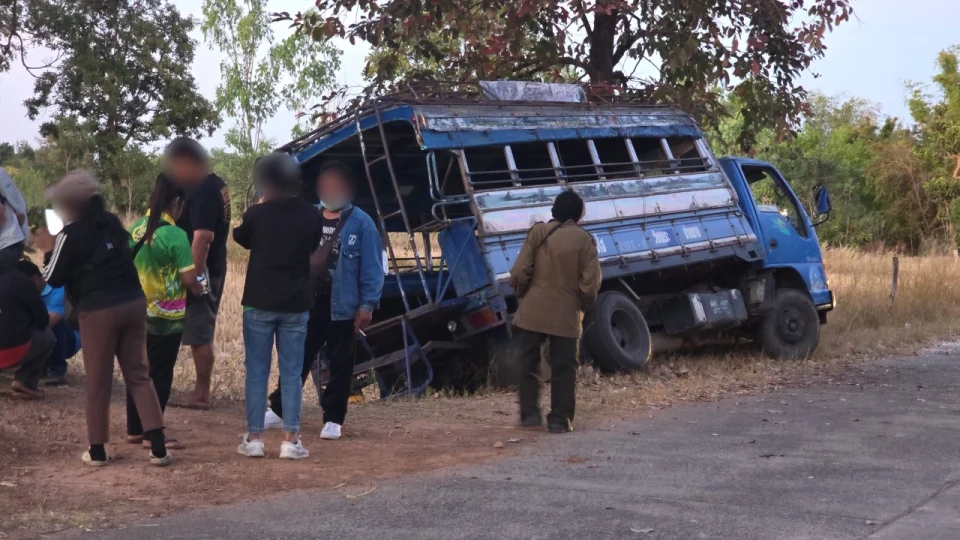 รถรับส่งนักเรียนชนต้นไม้ข้างทาง เด็กบาดเจ็บ 8 ราย คนขับยอมรับดื่มสุราระหว่างรอ ตำรวจแจ้งข้อหาขับรถโดยประมาท