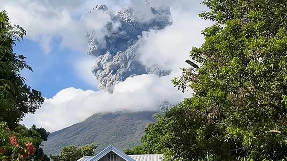 ทางการฟิลิปปินส์เริ่มอพยพประชาชนกว่า 54,000 คน หลังภูเขาไฟ "คันลาออน" ปะทุเถ้าถ่านและควันไฟออกมา พร้อมประกาศเตือนภัยระดับ 3 เตรียมรับมือกับ "สถานการณ์ที่เลวร้ายที่สุด"