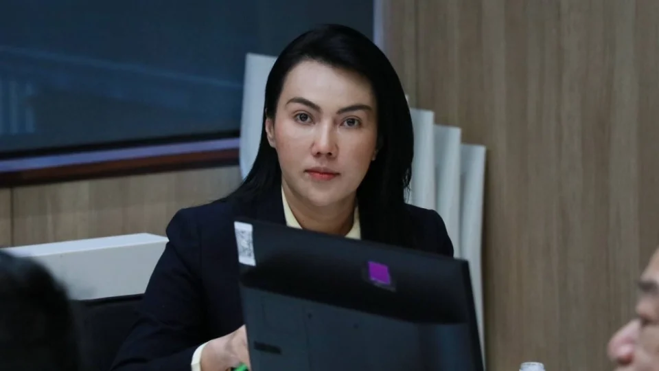 “พล.อ.ประวิตร” สั่งปลด “กาญจนา จังหวะ” สส.ชัยภูมิ ออกจากรองเลขาธิการพลังประชารัฐ หลังมีภาพไปร่วมทำบุญกับพรรคกล้าธรรม